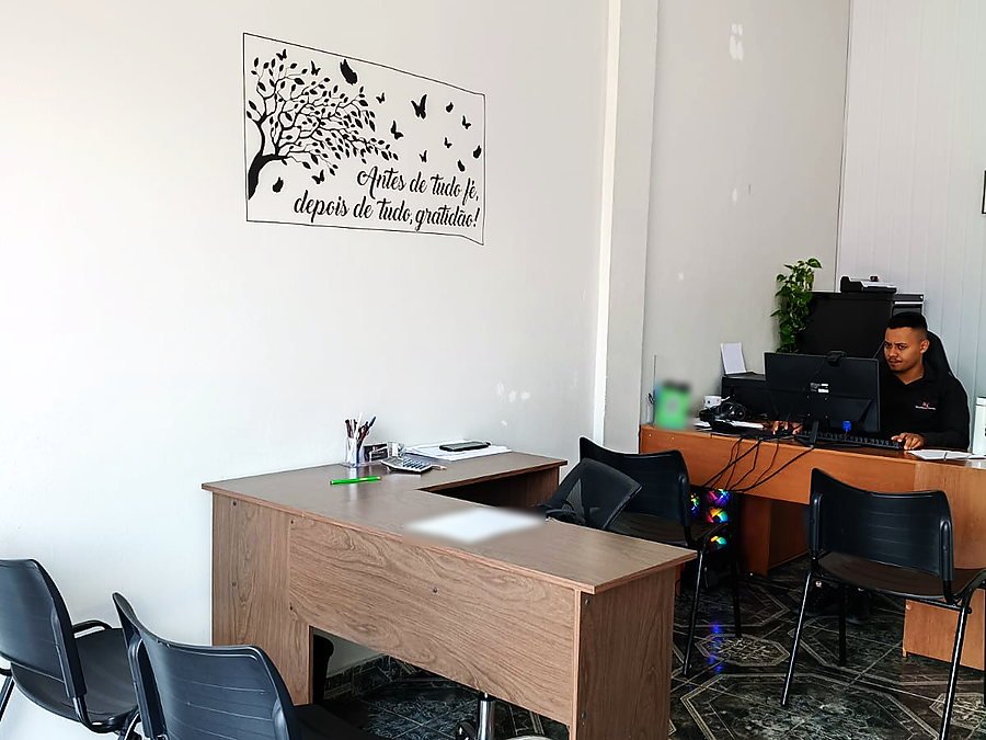 Sala de atendimento do escritório, com as mesas e as cadeiras para quem é atendido
